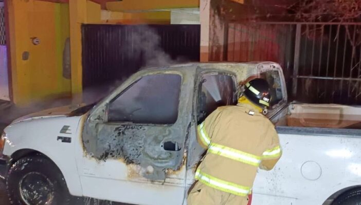 Fiscalía de Nayarit investiga incendio de vehículo de periodista en Miravalles